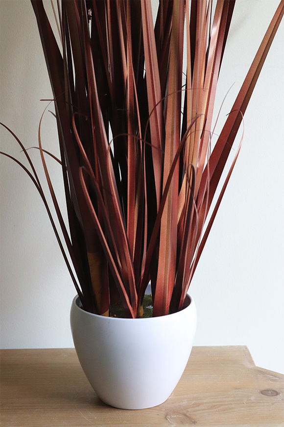 Reddania sztuczna trawa kwitnąca w donicy