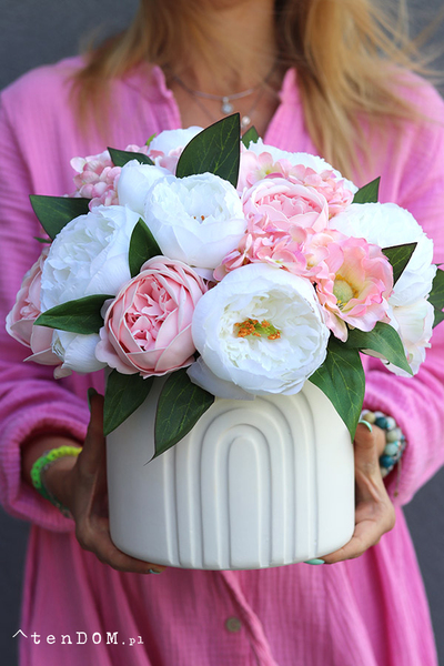 Peony White Moment, kompozycja kwiatowa z peoniami