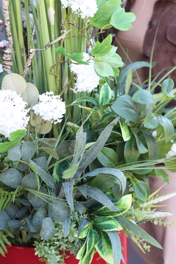 Jessana Rondo, kompozycja z trawami w czerwonej donicy