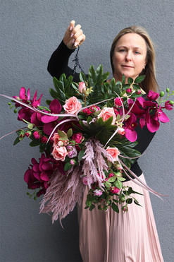 Grelia, kwiatowa kompozycja w metalowej donicy, wys.50cm   