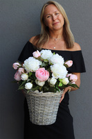 Summer Peonies, kosz z jasnymi kwiatami