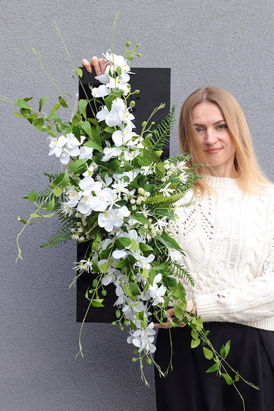 Orchid New Design, dekoracja nagrobna na czarnej podstawie