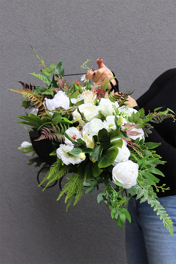 Wspomnienie Biel 2, dekoracja nagrobna w czarnym koszu