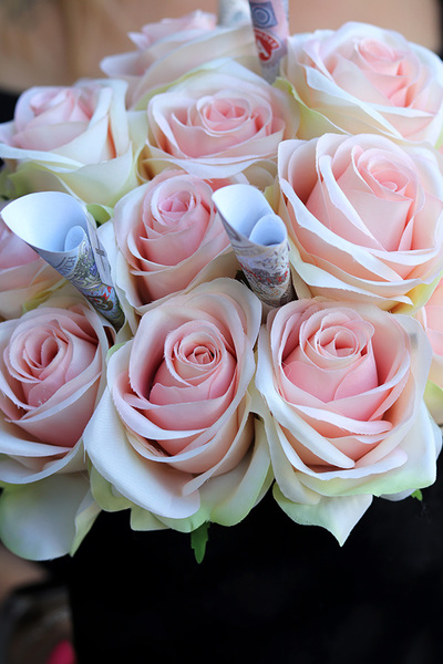 Pink Roses, flowerbox okolicznościowy z kwiatów sztucznych, wys.30cm