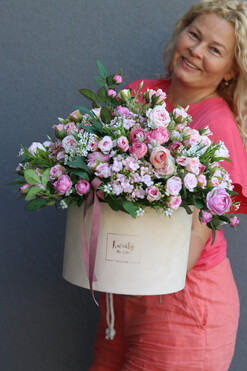 bogaty flowerbox z różami, Rosario Velvet, wys.45cm 