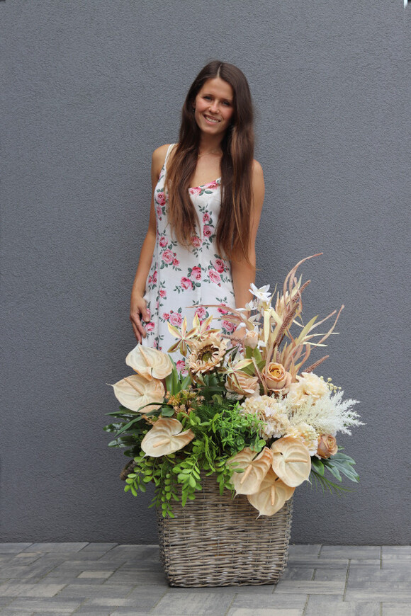 Bohema, kompozycja z anturium i słonecznikiem w koszu