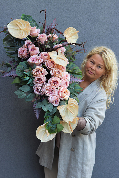 Bliskość Cappuccino Goldi, kompozycja nagrobna w naczyniu łódce
