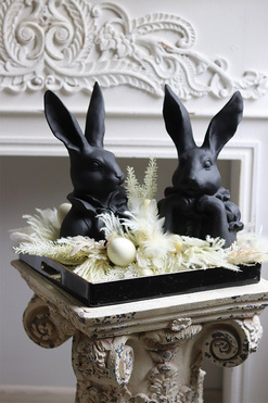 Black Easter Modern, stroik wielkanocny na tacy, wym.34x46cm  