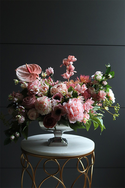 Anturium Lovita, różowa kompozycja kwiatowa w pucharze