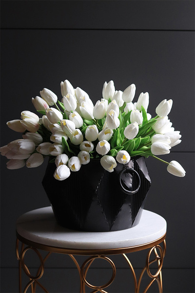 Menato Black&White, bukiet piankowych tulipanów w wazonie