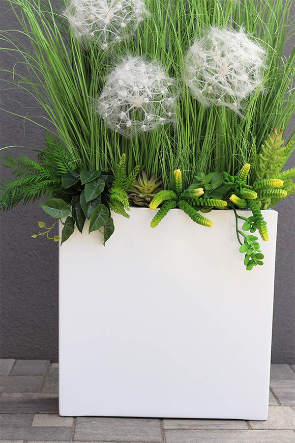 Fiberglass Marco Fretera, sztuczne trawy w białej donicy