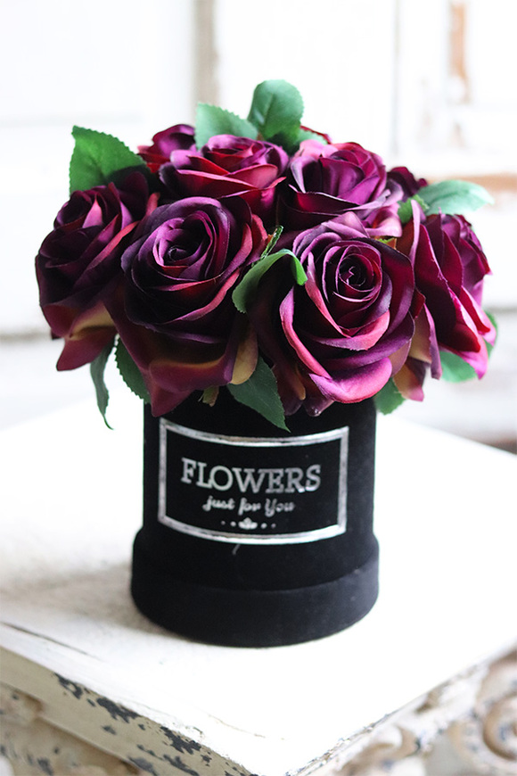 czarny welurowy flowerbox z różami, Veletia, wys.22cm 