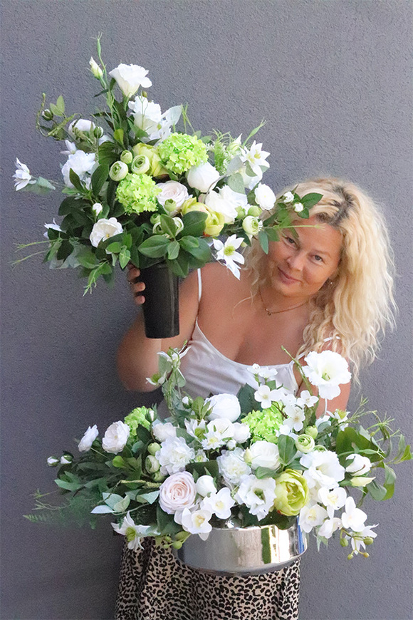 White Gerena, kompozycja nagrobna w srebrnej łódce	