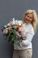 Vivaldi Round, kompozycja kwiatowa w złotej misie