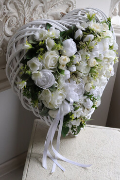 Biała Dama, wieniec nagrobny w kształcie serca, wym.43x43cm