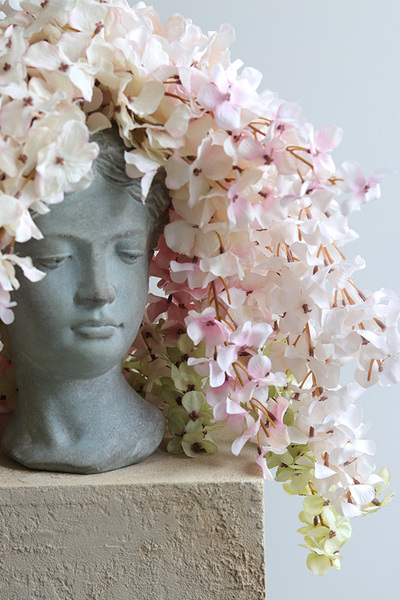 Afro Wisteria, kompozycja kwiatowa w głowie