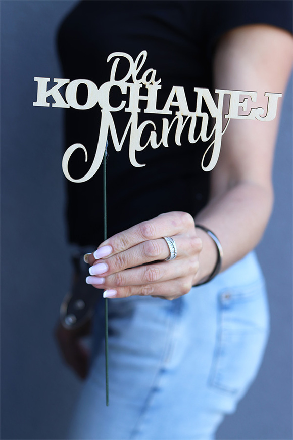Dla Kochanej Mamy, drewniany napis, dedykacja