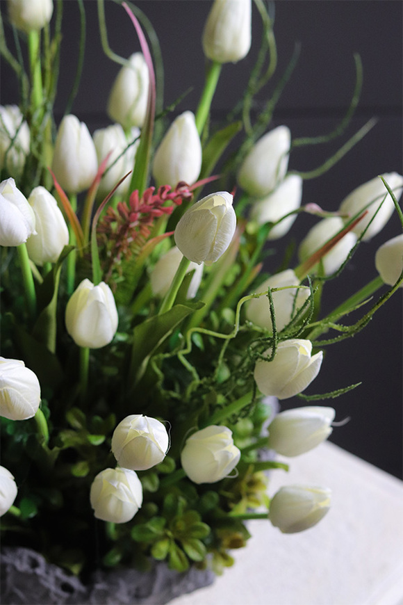 Tulippe Volcan Bianco, kompozycja nagrobna w misie