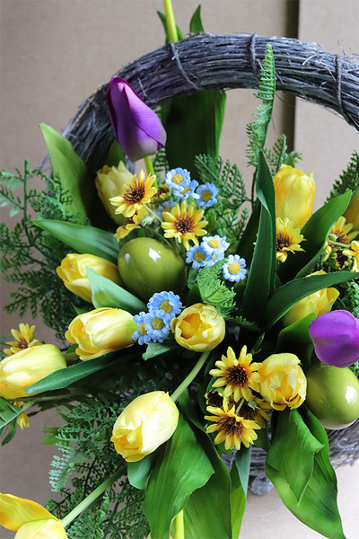 Yellowe Violet, kompozycja nagrobna z tulipanami