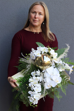 Telicja Dekoria, efektowna kompozycja kwiatowa na tacy, wys.21cm