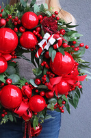 Deluxe Red, świąteczny wianek z dzwonkami