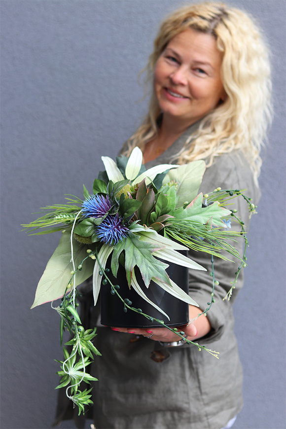 Denilea, kompozycja z zielonych roślin w metalowym naczyniu