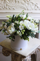 Biały Ogród, flowerbox z białymi kwiatami