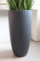 Concrete Antracyt Grande 2, sztuczna trawa w betonowej donicy