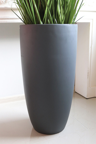 Concrete Antracyt Grande 2, sztuczna trawa w betonowej donicy