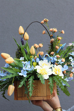 Sen o Wiośnie, dekoracja nagrobna z tulipanami, wym.54x65x47cm 