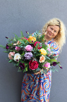 Rainbow Roses, kompozycja kwiatowa w naczyniu