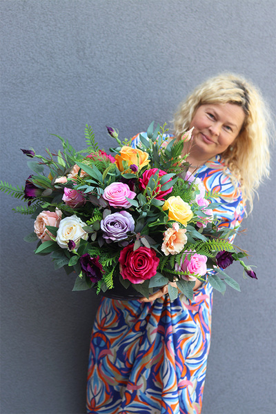 Rainbow Roses, kompozycja kwiatowa w naczyniu