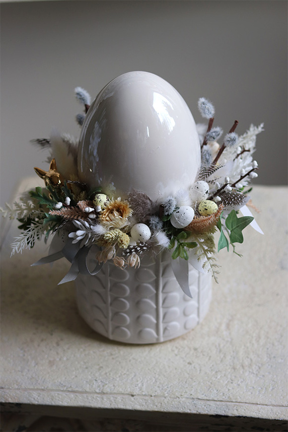 stroik z jajem Wielkanocna Pora, ozdoba z perłowym jajem