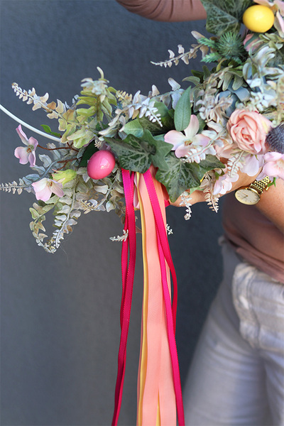 Eggs Canoe Subtelle, wielkanocny wianek na drzwi na obręczy