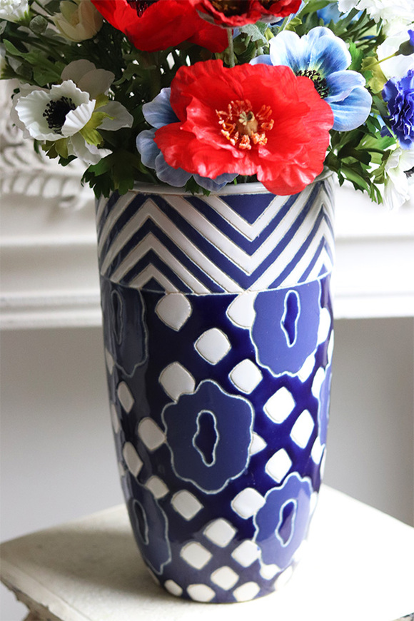 Polonia Cottage, bukiet z polnych kwiatów w wazonie