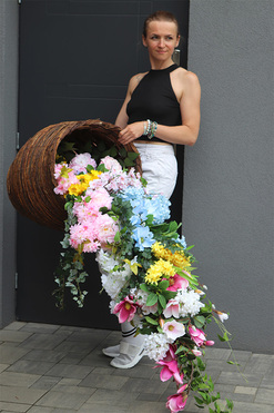 Wiosenne Pastele, kompozycja kwiatowa w naczyniu, wym.58x160x50cm