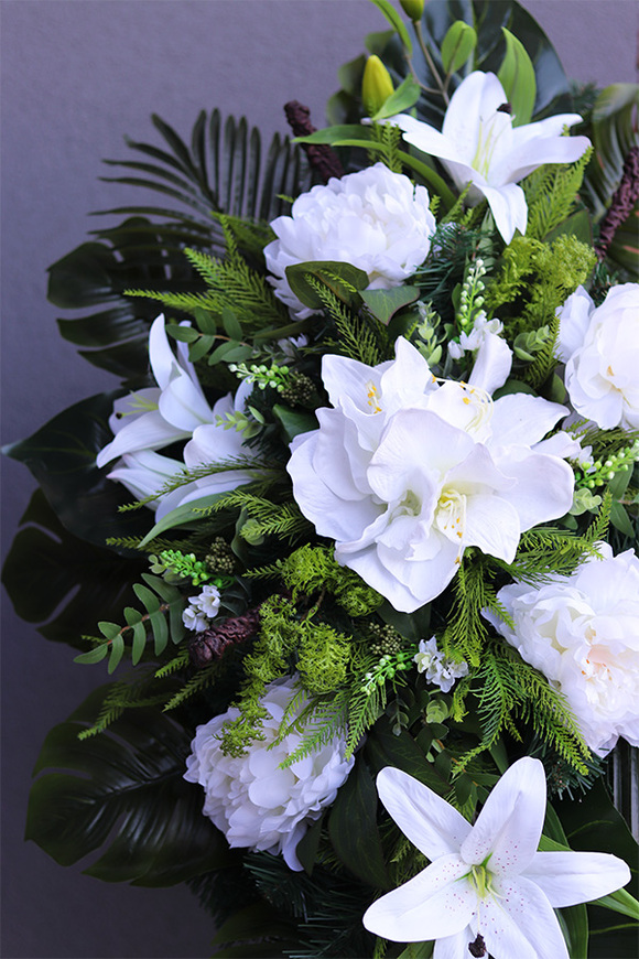 Malezja, wiązanka nagrobna z białymi liliami