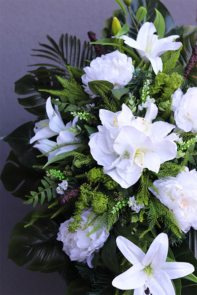 Malezja, wiązanka nagrobna z białymi liliami