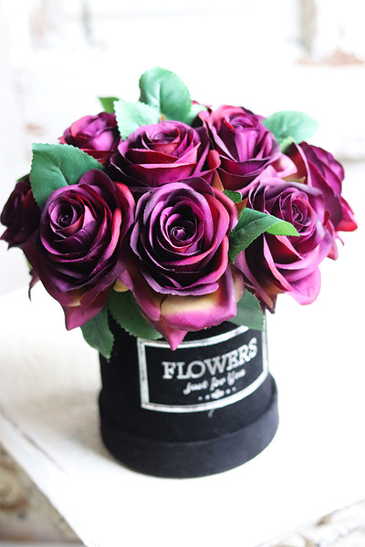 czarny welurowy flowerbox z różami, Veletia, wys.22cm 