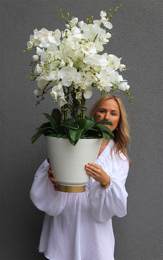 Pale Moon, biały sztuczny storczyk w białej donicy