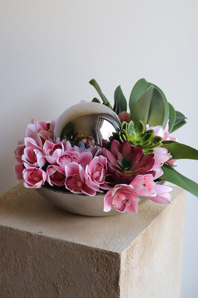 Dekoria Almani, efektowna kompozycja kwiatowa w misie