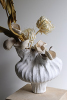 Biała Nimfa, kompozycja kwiatowa w wazonie