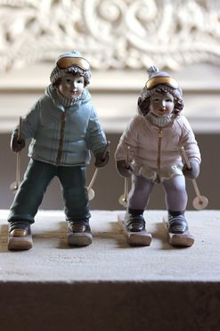 OD RĘKI Dzieci Na Nartach A, lalka świąteczna figurka, chłopiec i dziewczynka, wys.20/18.5cm