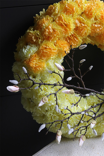 Tweety, żółty wianek dekoracyjny z goździków