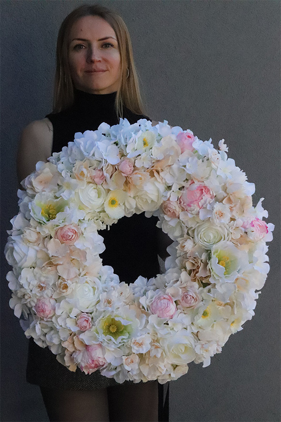 Kremowa Kwiatova, bogaty wianek na drzwi