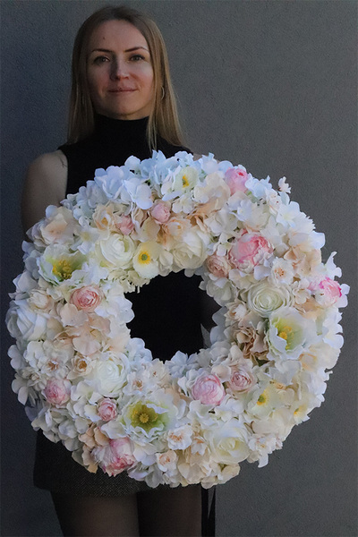 Kremowa Kwiatova, bogaty wianek na drzwi