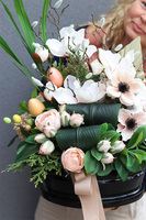 Tulipena Spring, dekoracja nagrobna w misie