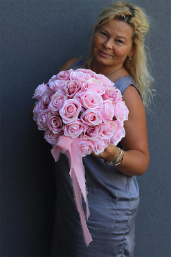 Pink Roses 2, kompozycja kwiatowa w misie, wym.22x30cm 