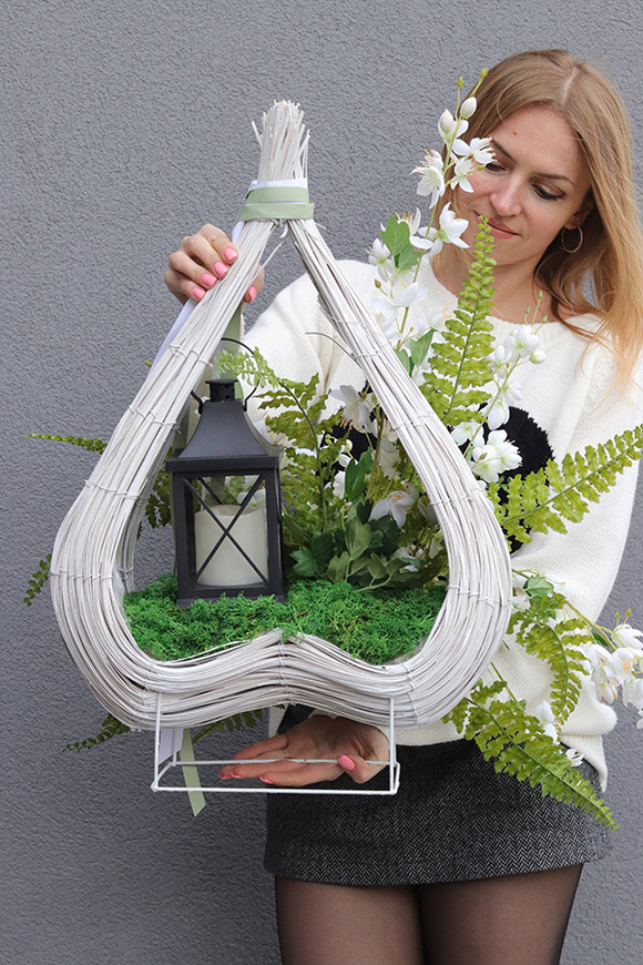 Biały Płomień, dekoracja nagrobna z lampionem