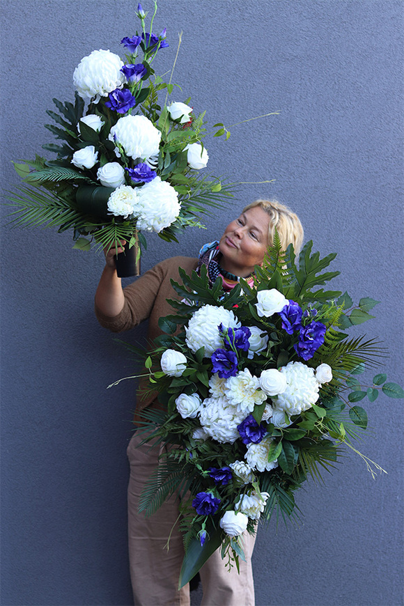 Milanda, wiązanka nagrobna z chryzantemami
